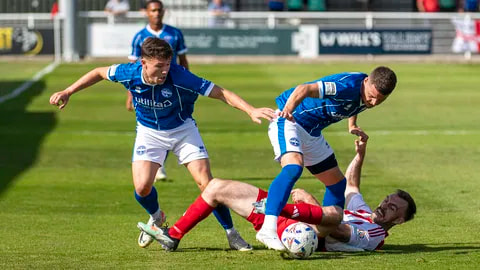 Những tỷ lệ cược này cho thấy Eastleigh được đánh giá cao hơn, chủ yếu là do lợi thế sân nhà và vị thế của đội bóng trong giải đấu