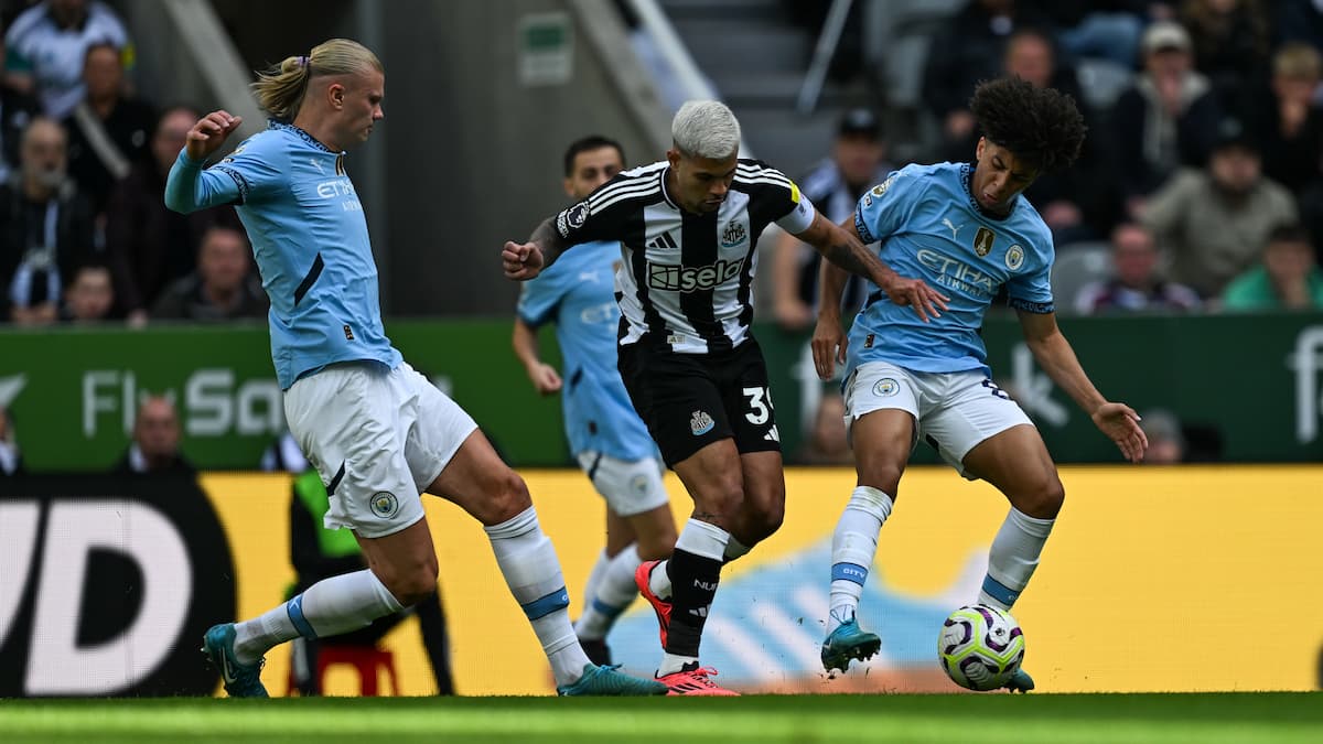 Hàng phòng ngự của Man city dâng cao khi bị gây áp lực là điểm yếu chí mạng